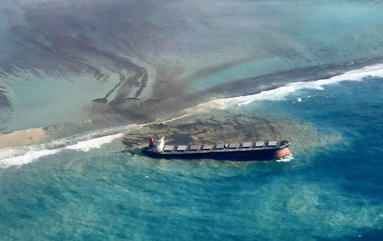 Экологическая катастрофа. Нефтяной танкер вблизи Мадагаскара распался на две части 