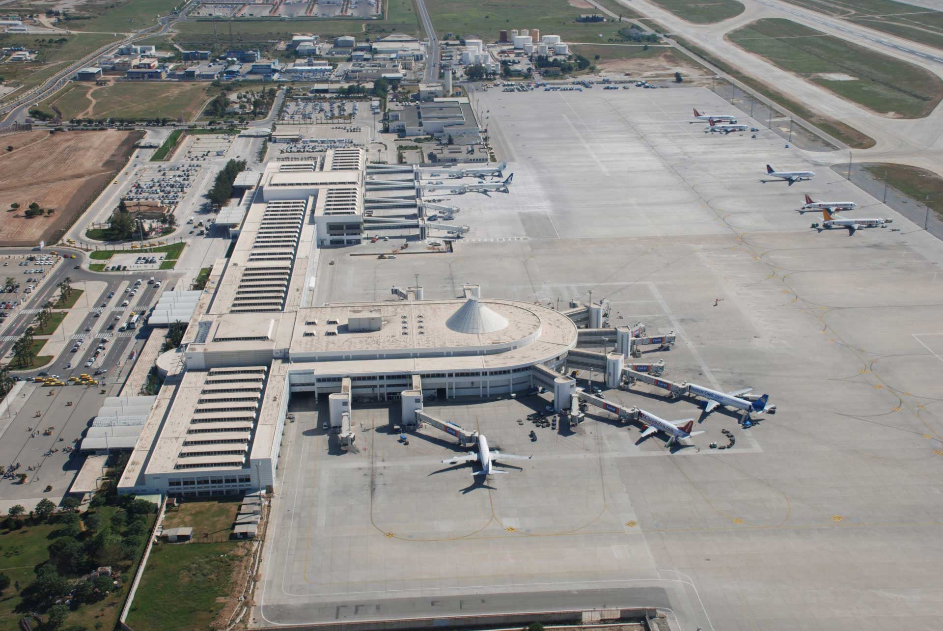 Международный аэропорт анталия. Аэропорт Анталья Турция. Аэропорт в Анталии Турция. AYT аэропорт.