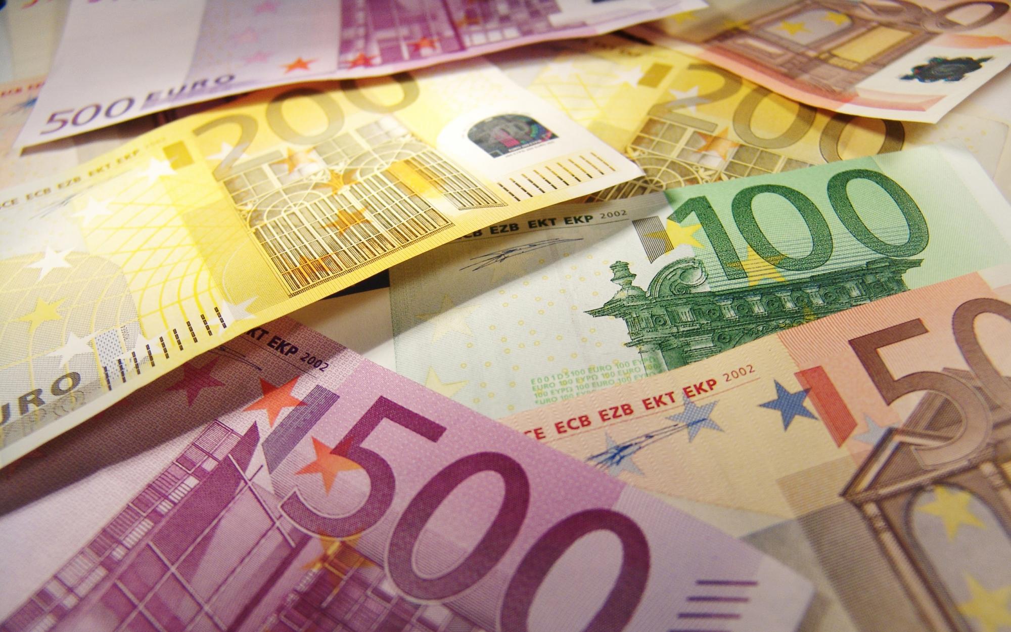 Євросоюз заборонив ввозити до Росії банкноти євро