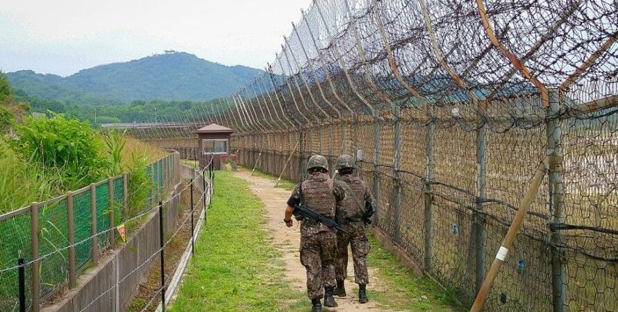 Побег года: Гимнаст из Северной Кореи сбежал в Южную, перепрыгнув забор с шестом