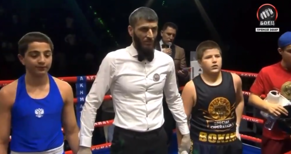 Получил по голове и "победил": сыну Кадырова подсудили на турнире по боксу 