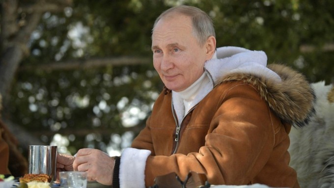 Bloomberg: Путин искушает судьбу, стягивая армию к границе Украины
