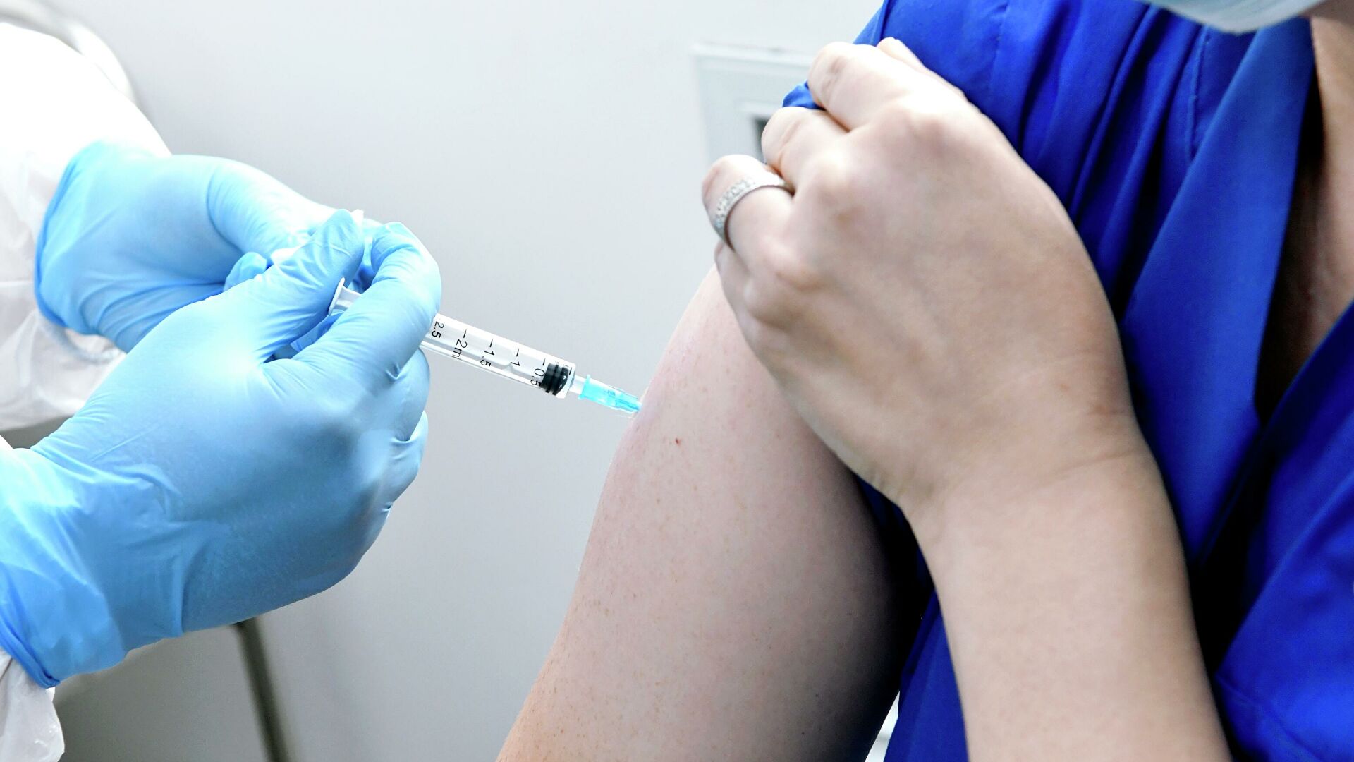 США разрешили третью дозу вакцин от коронавируса Pfizer и Moderna