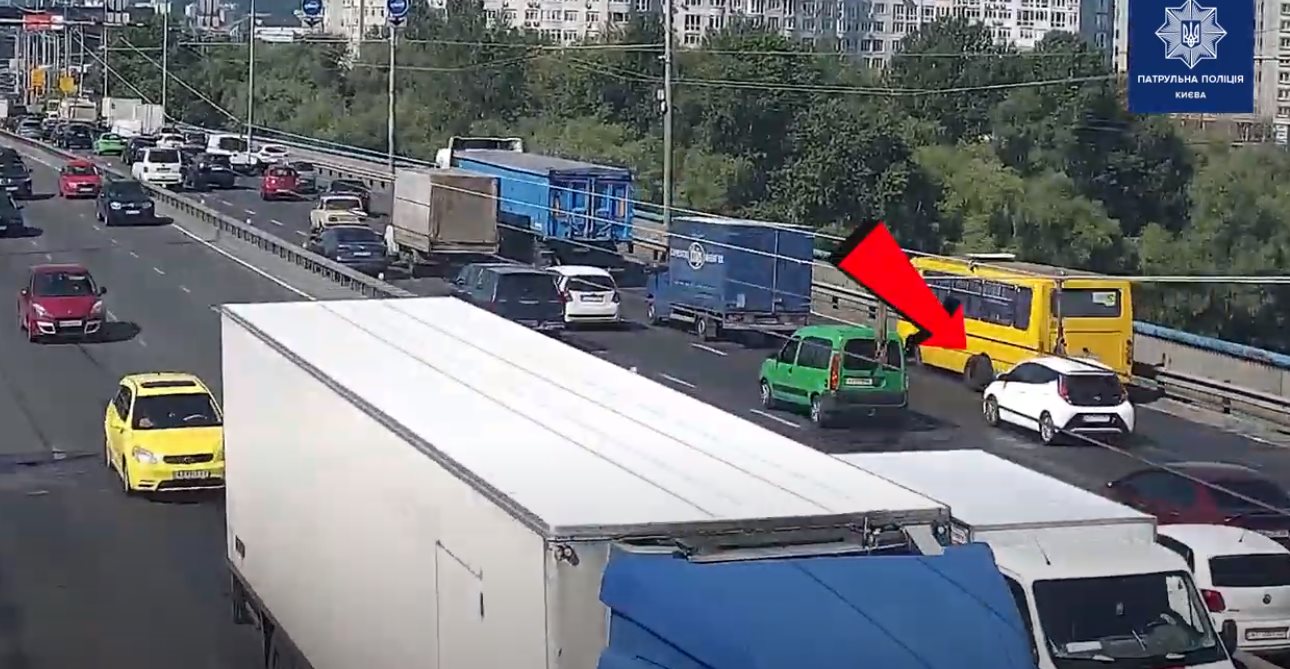 На мосту у Києві у маршрутки відлетіло колесо, зачепивши кілька машин. ВІДЕО