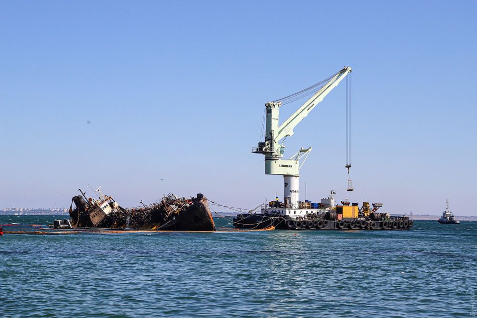 В Одесі буксири почали піднімати затоплений танкер Delfi. ФОТО, ВІДЕО