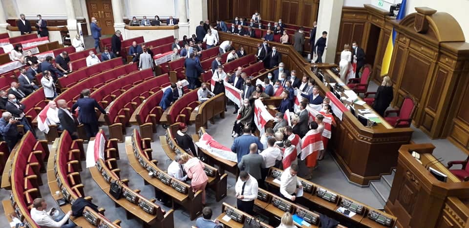 Нарешті в нашому парламенті білоруські біло-червоні прапори. 