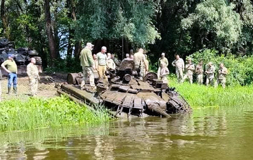 На Чернігівщині з Десни витягнули російський танк, який тепер послужить ЗСУ