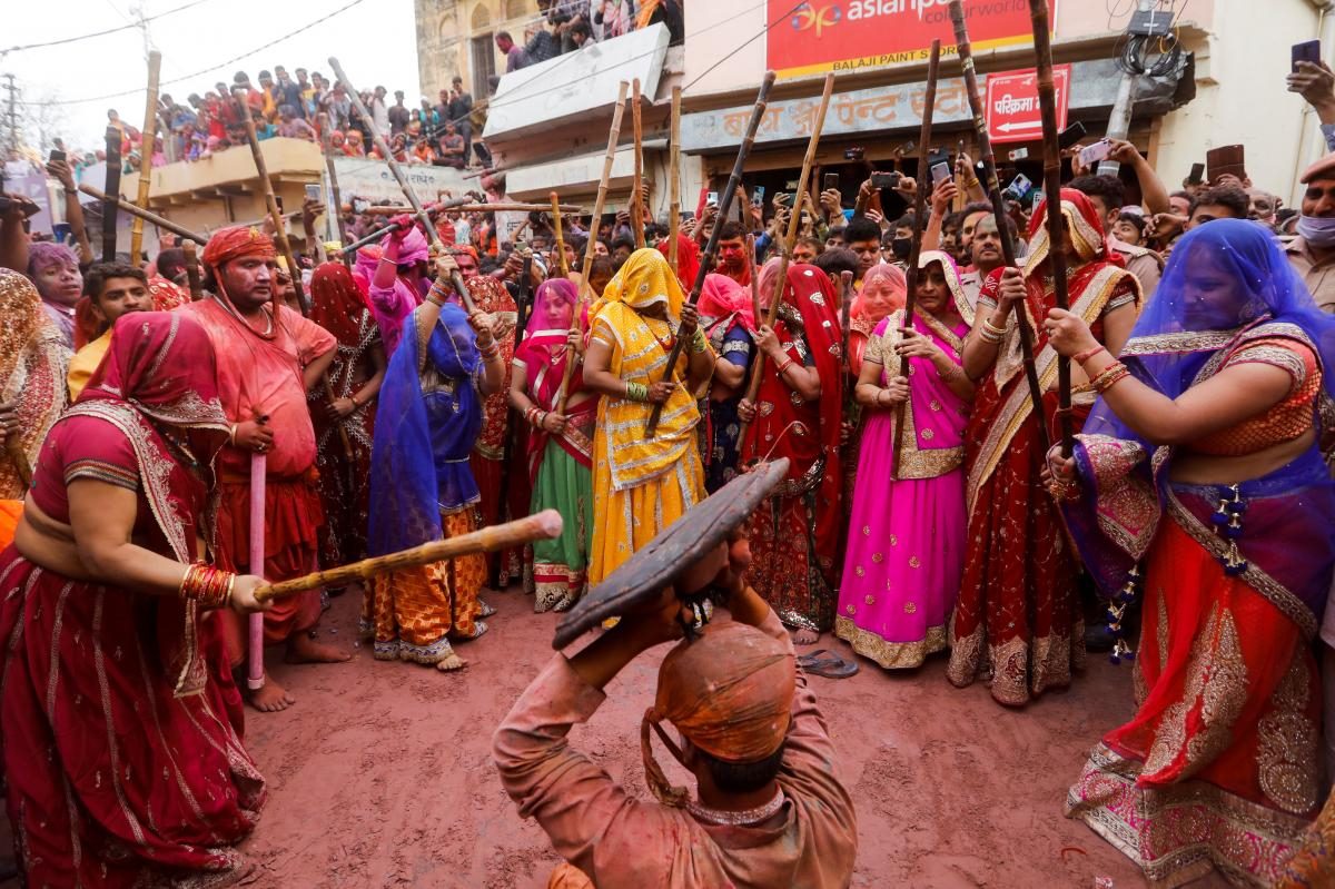 В охопленій COVID-19 Індії проходить масштабний фестиваль фарб. ФОТО