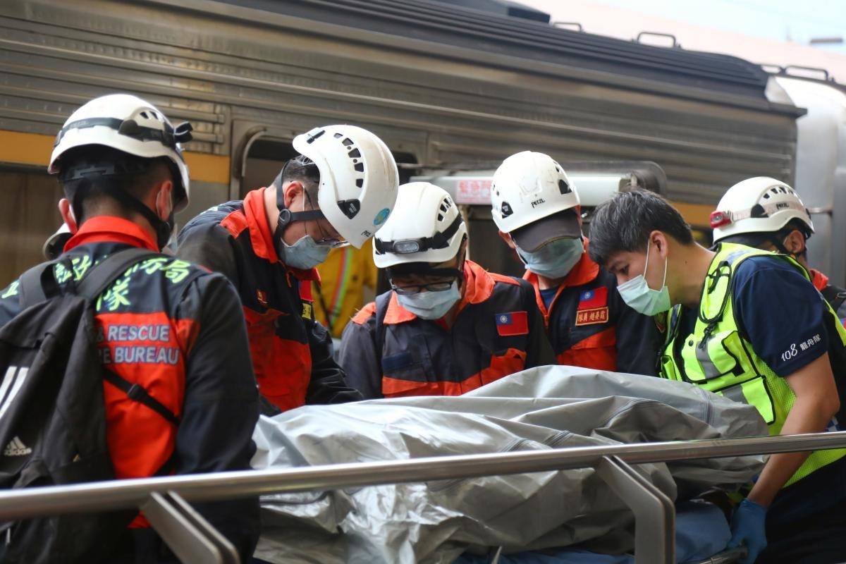 В Тайване скоростной поезд сошел с рельсов в тоннеле: десятки погибших. ФОТО, ВИДЕО