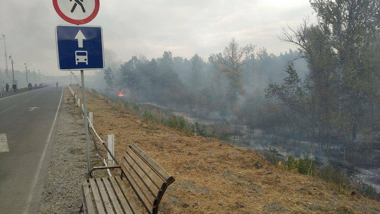 Вогонь наблизився до дороги біля КПВВ Станиця Луганська, розпочалась детонація вибухових пристроїв – РДА