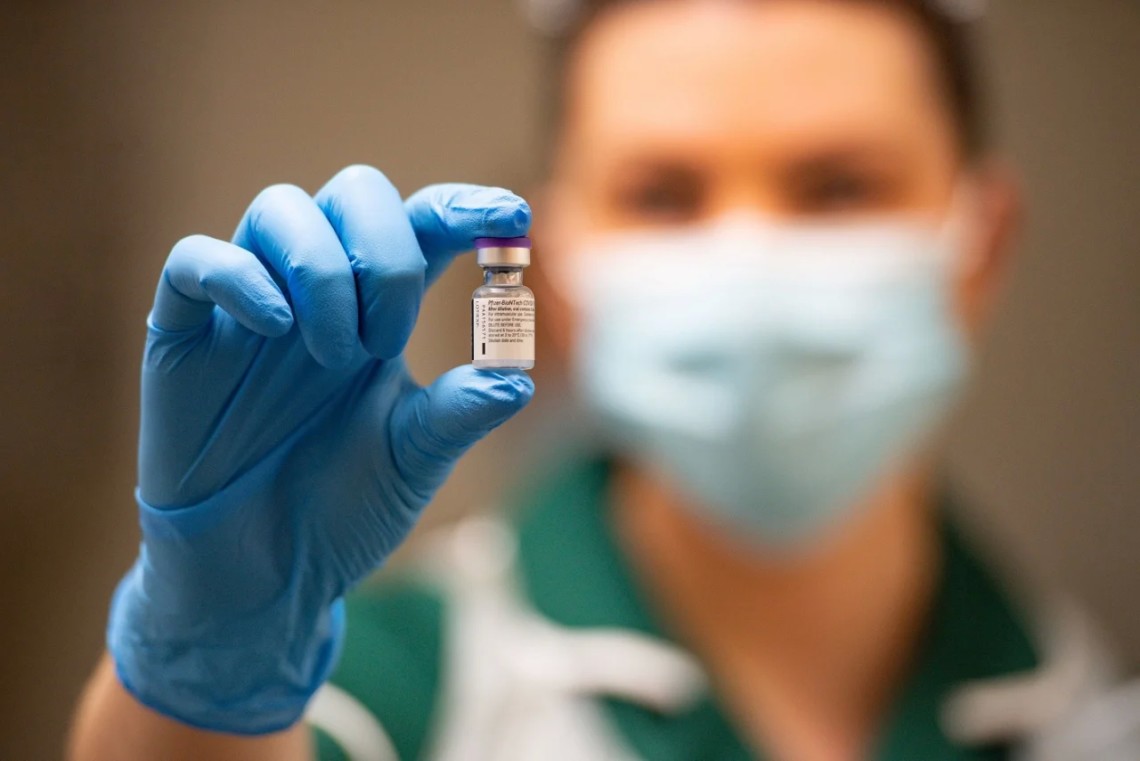 Українські ВІПи та політики таємно вакцинуються вакциною виробництва Pfizer-BioNtech у Києві, – блогер