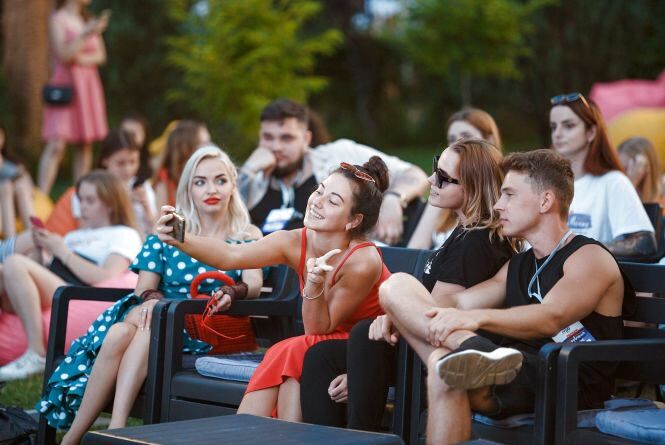 У Києві "режисер" видурює з дітей гроші за нібито ролі у молодіжному серіалі "Блогери"