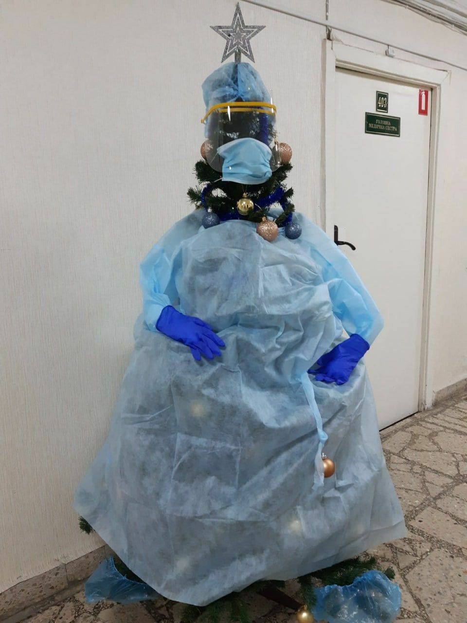 У київській лікарні новорічну ялинку одягнули в "коронавірусний" костюм. ФОТО