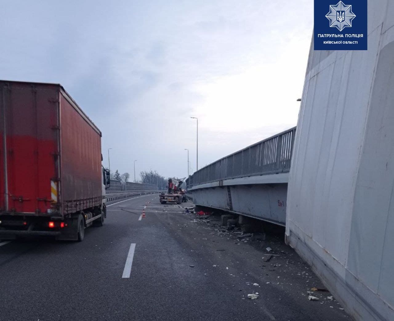 Під Києвом вантажівка Volvo протаранила пішохідний міст, постраждали люди. ФОТО