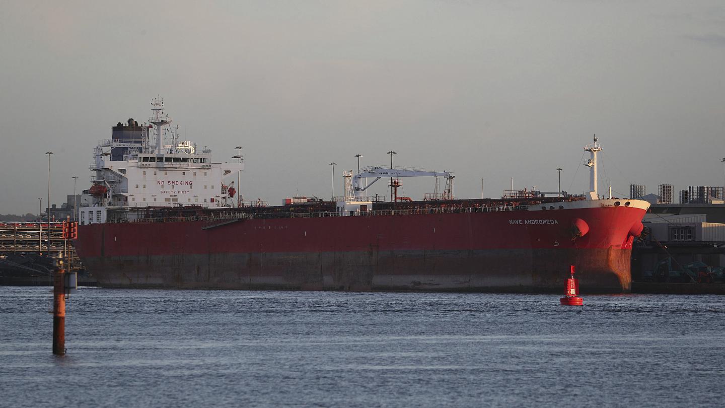 Спецназ освободил экипаж захваченного нефтяного танкера за 9 минут