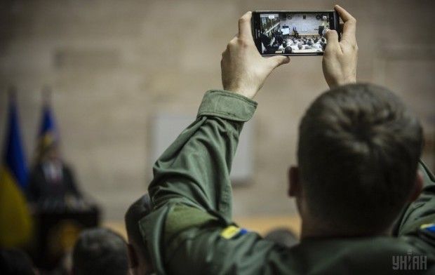 The Economist: Україна пише кров'ю правила для мобільних телефонів в армії    