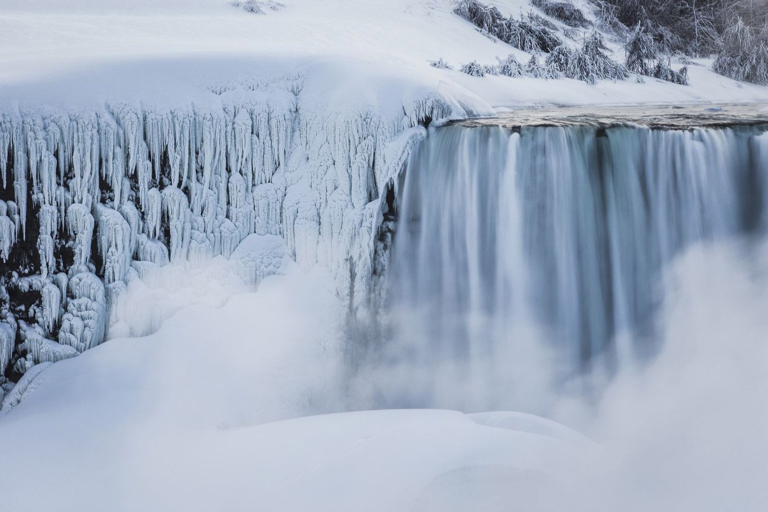 Зима фото водопад. Ниагарский водопад замерз. Замёрзшие водопады в Саянах. Замерзший Ниагарский Ниагарский водопад. Ниагарский водопад зимой.