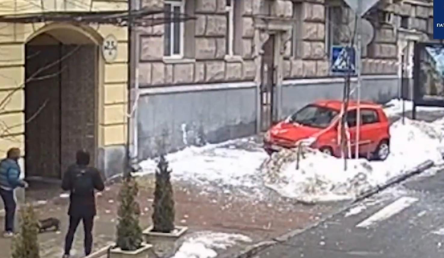 Водій запаркувався на тротуарі під сигнальною стрічкою – "сніговий привіт" не забарився. ВІДЕО