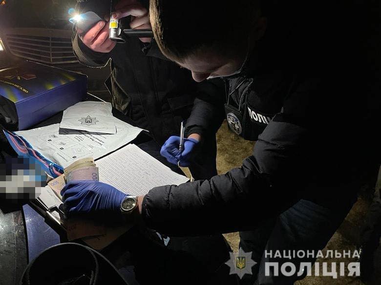 Правоохоронці затримали молодика, який незаконно продавав вогнепальну зброю та гранати на території Києва. ФОТО