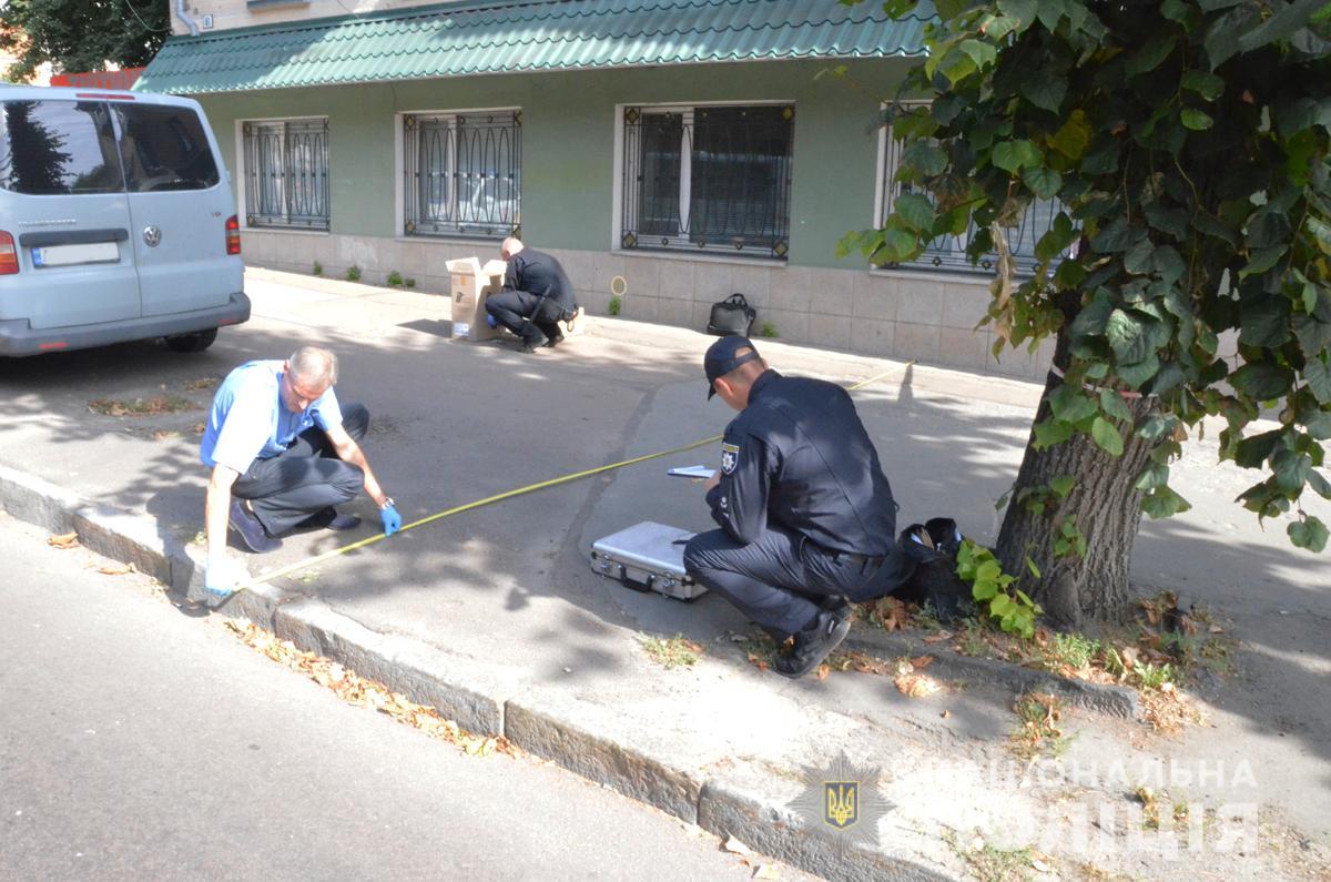 У Житомирі зі зброєю напали на інкасаторів: одного з них поранено 