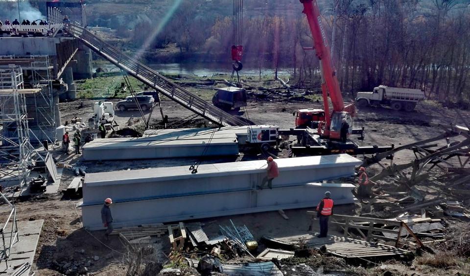 У Станиці Луганській монтують другу металоконструкцію зруйнованого мосту