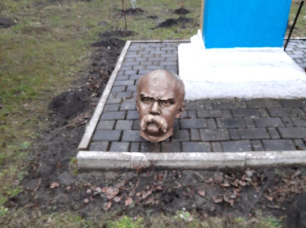 В Івано-Франківській області вандали обезголовили пам'ятник Шевченку. ФОТО