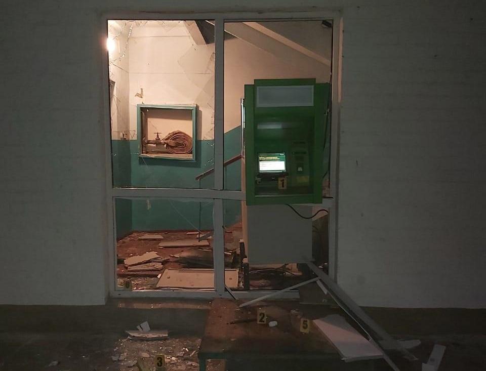 На Харківщині невідомі підірвали банкомат та викрали касети з грошима