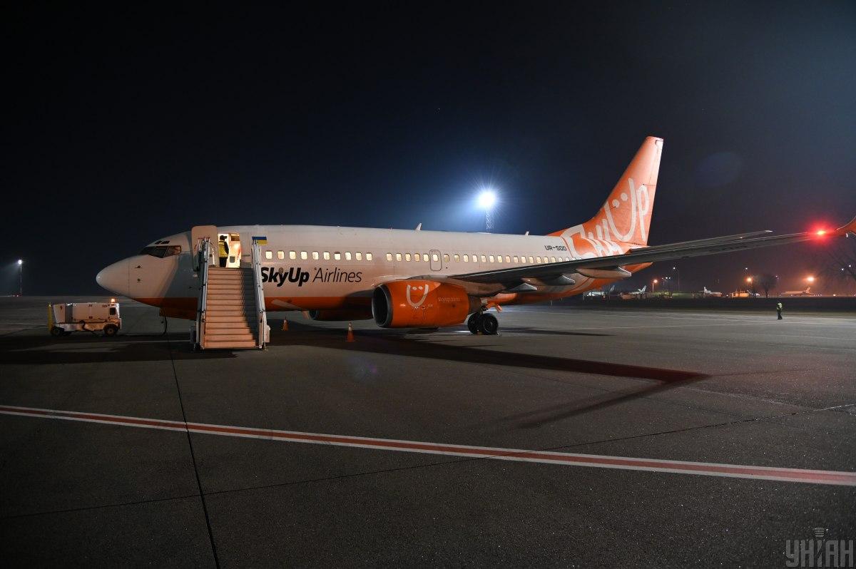 Літак з евакуйованими з Китаю українцями змінив курс у напрямку Києва 