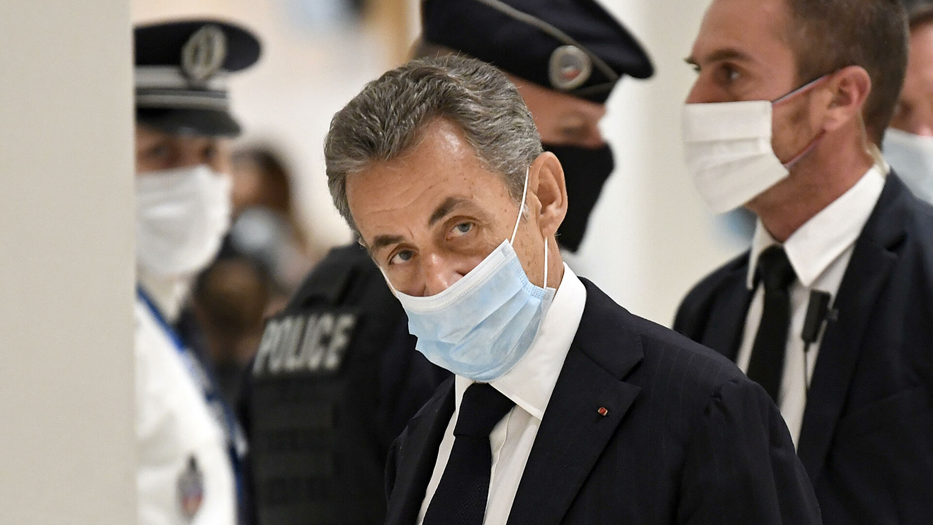 Експрезидента Франції Саркозі засудили до року в’язниці у справі про фінансові махінації. Він зможе відбувати покарання вдома