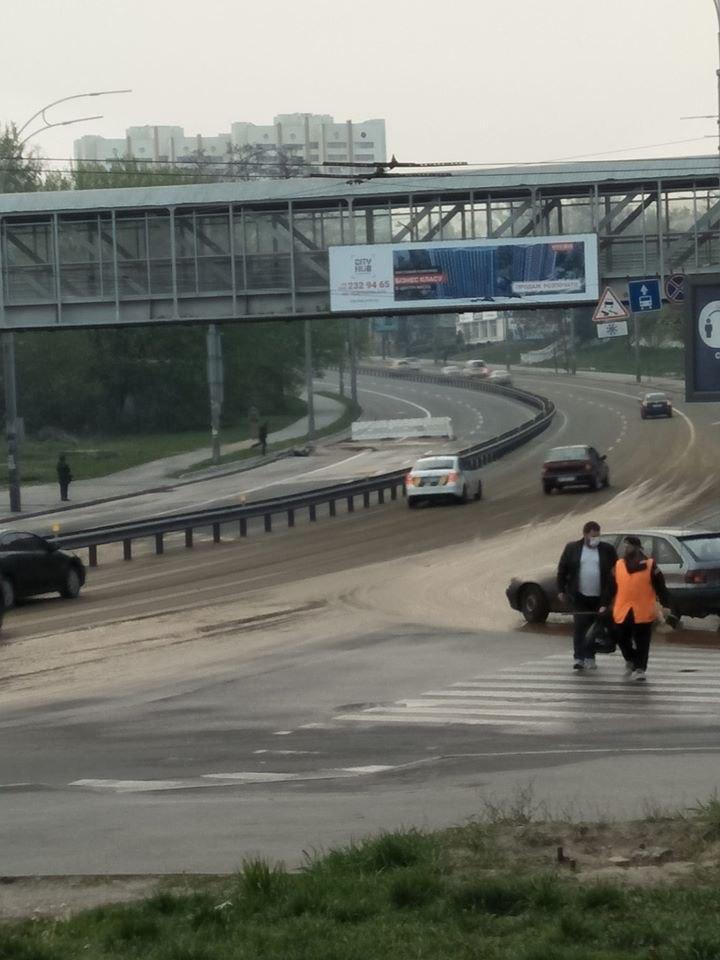 У Києві біля Індустріального мосту провалився асфальт. ФОТО