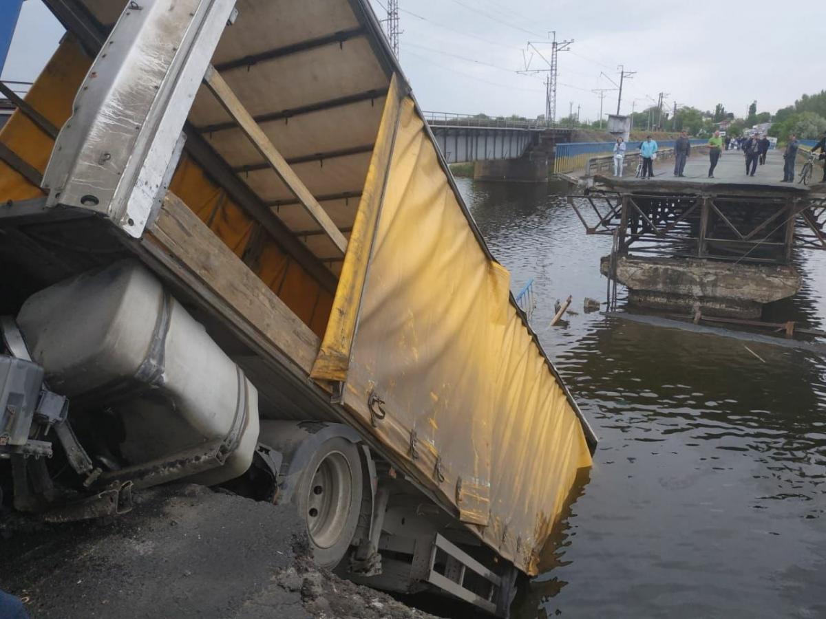 На Дніпропетровщині через обвал мосту у воду впала вантажівка. ФОТО, ВІДЕО