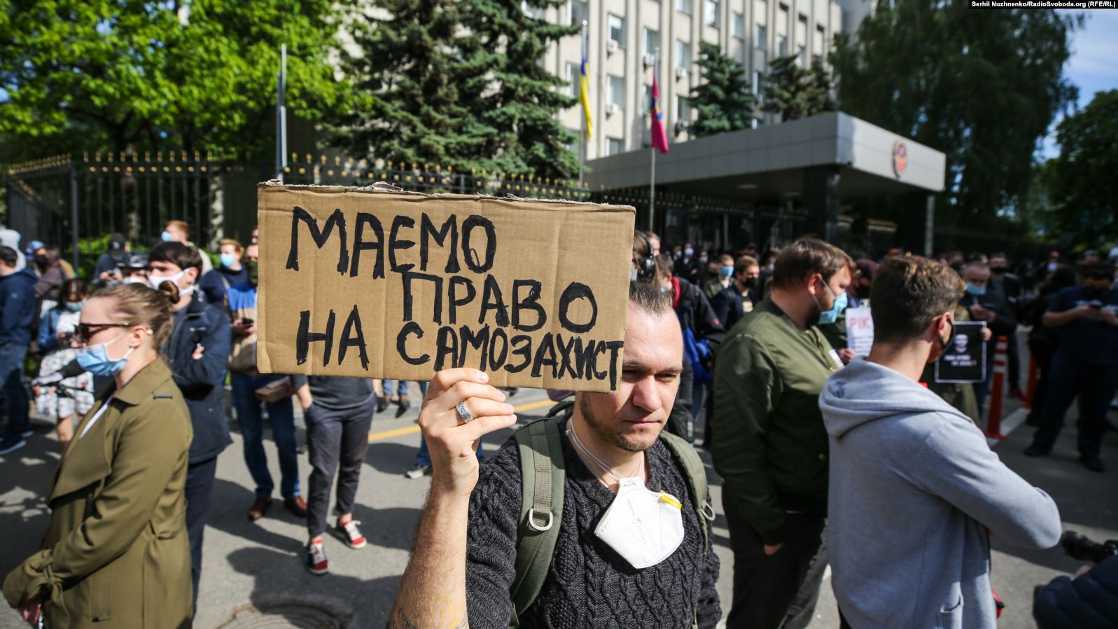 Активісти зібралися під СБУ на підтримку Стерненка