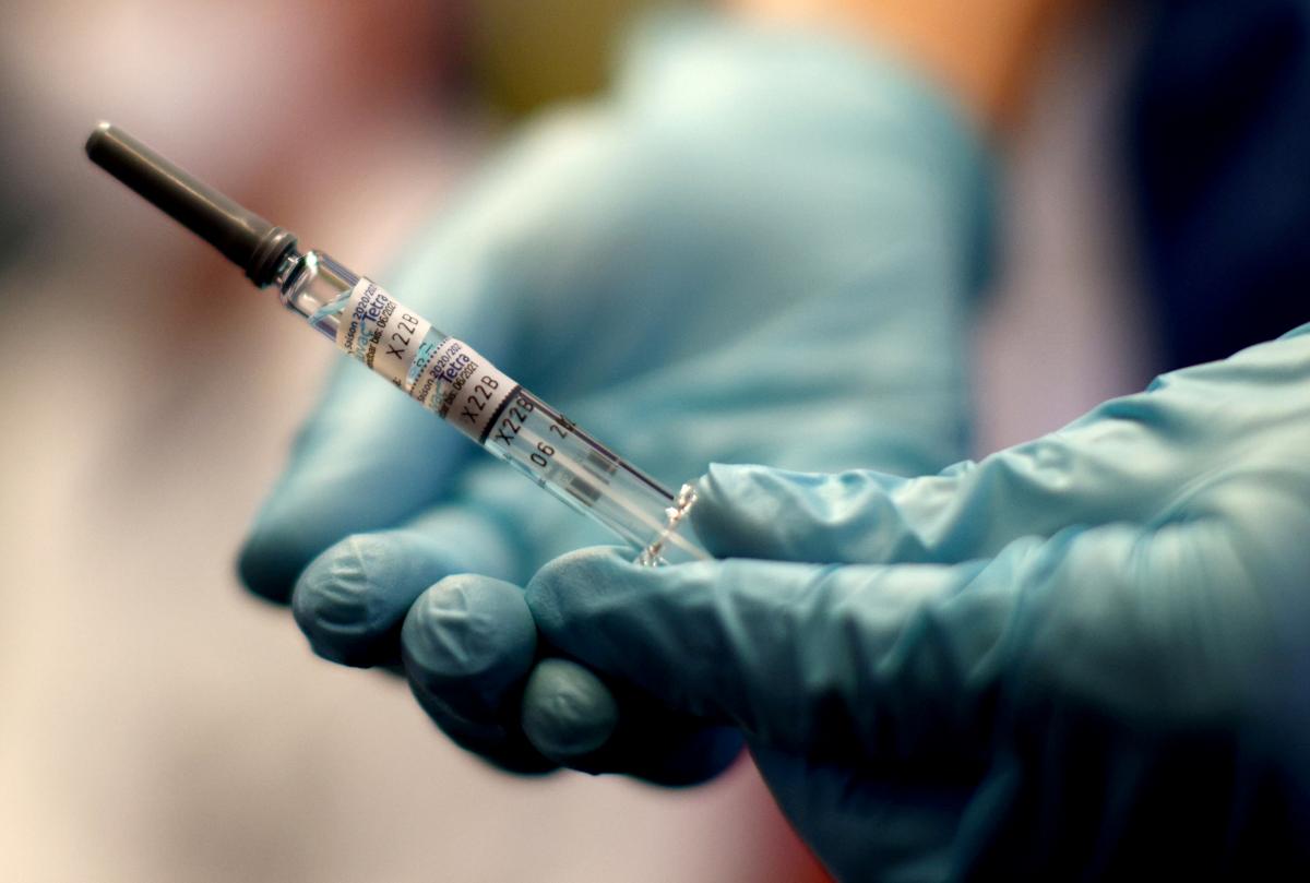 Financial Times: Оксфордська вакцина від COVID-19 може підійти старшим людям, і це обнадіює