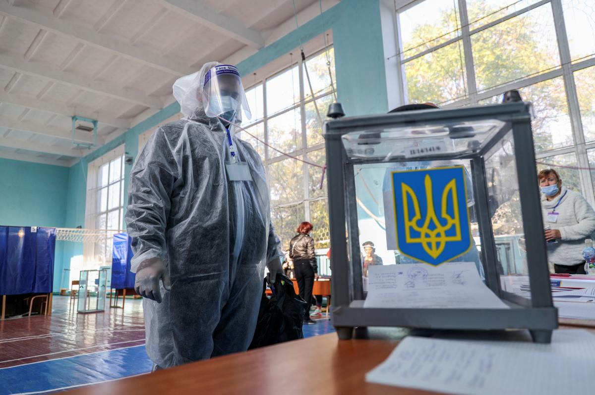 Перші підсумки виборів в Україні: хто лідирує у Києві, Харкові, Одесі та інших містах   