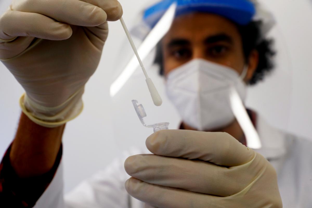 New York Times: Коронавірус "переписує" власну РНК і може стати ще небезпечнішим   