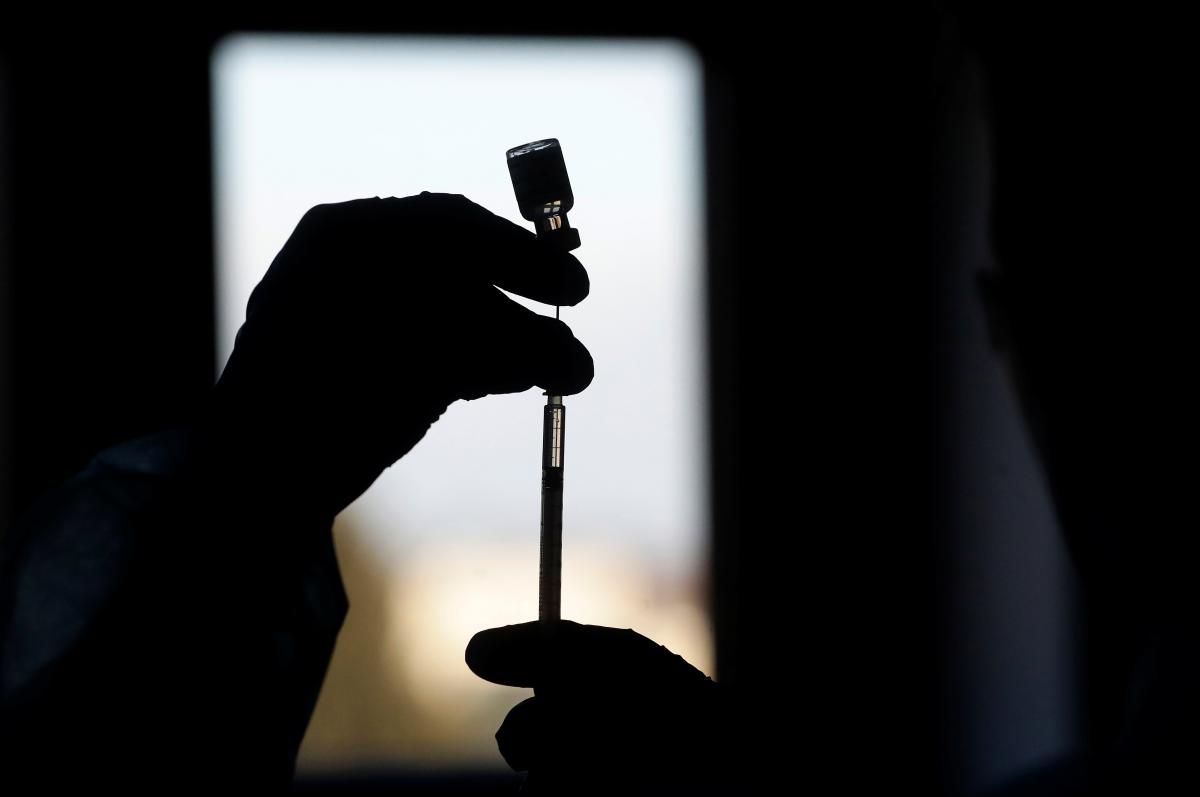 Reuters: Поставка в Україну китайської вакцини у лютому може зірватися   