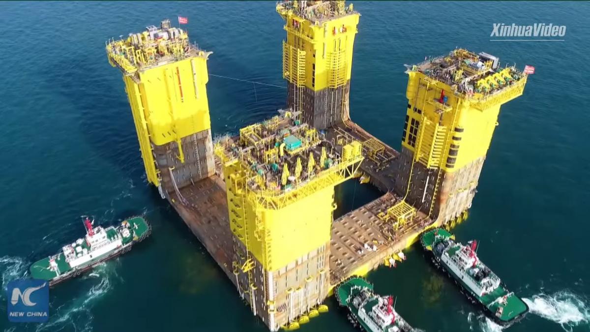 Китайці показали, як перевозять морем гігантську платформу для видобутку нафти. ВІДЕО
