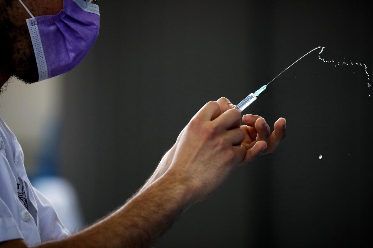 У місті Іракліон 85-річний чоловік помер через 8 хвилин після вакцинації від коронавірусу.