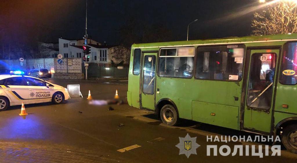В Одесі чоловіка збила машина, а потім переїхав автобус   