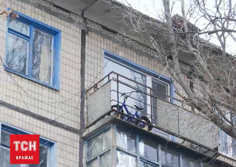 У Дніпропетровській області хлопчик випав з 5 поверху, а його батько навіть не помітив зникнення сина. ВІДЕО