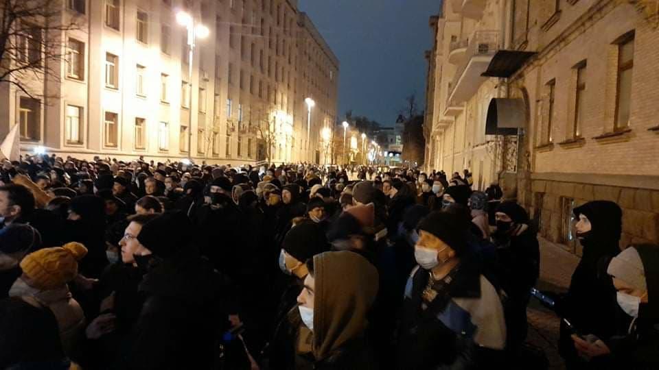 У Києві сотні людей вийшли на акцію протесту через вирок Стерненку, сталася штовханина з поліцією. ФОТО, ВІДЕО