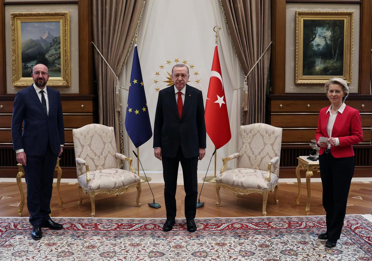 Президенту Єврокомісії не поставили стілець на зустрічі з Ердоганом. ВІДЕО