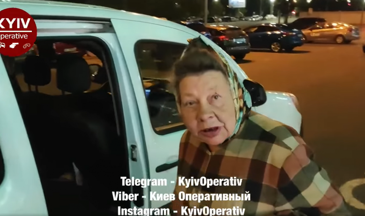 У Києві пенсіонерка просила у перехожих милостиню, а наприкінці "робосого дня" поїхала на таксі. ВІДЕО
