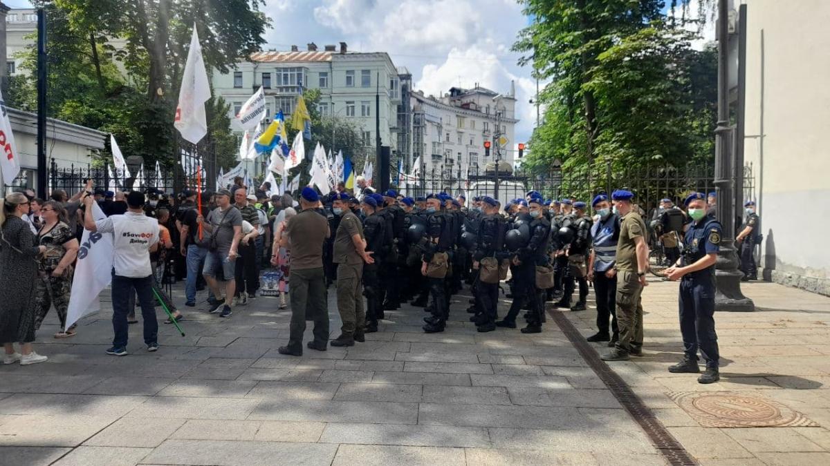 "Вово, вийди": ФОПи-протестувальники прорвалися на Банкову, поліція застосувала сльозогінний газ