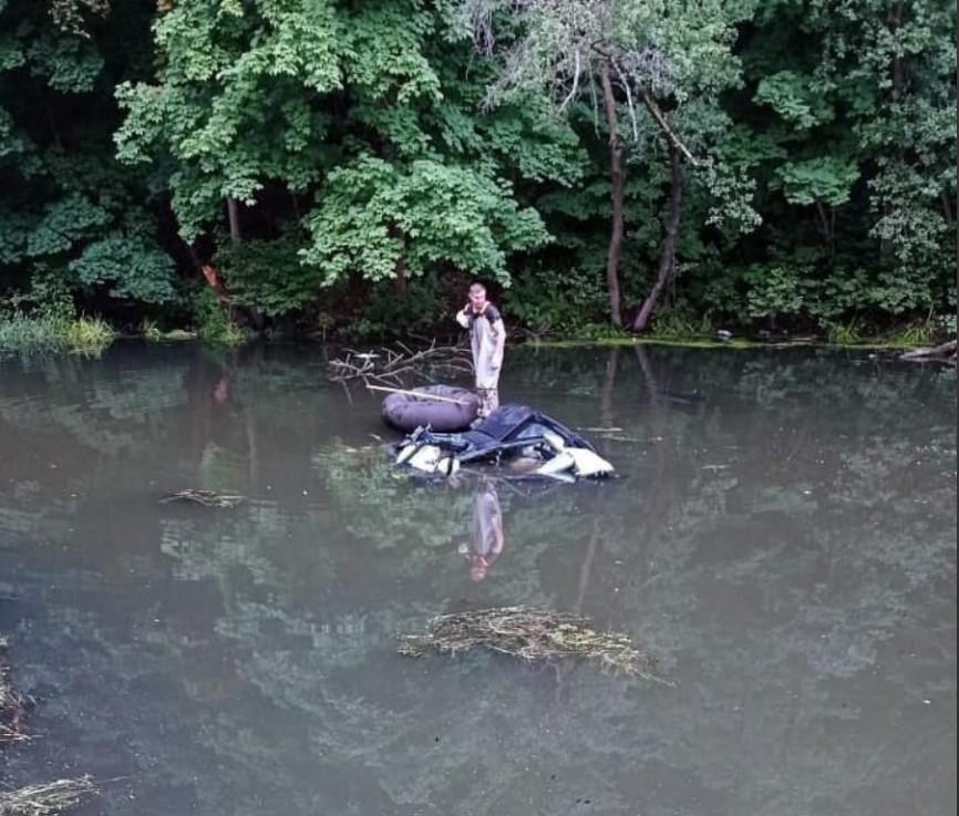 Сын российского топ-чиновника утопил Tesla в реке и застрял на крыше авто. ФОТО