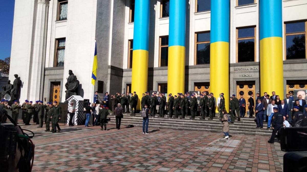 У Києві вшанували пам’ять військових, які загинули у сутичках під Радою 2015 року. ФОТО, ВІДЕО