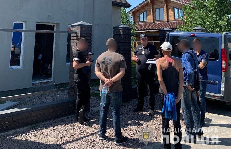 На Київщині чоловік підклав "боржнику" відро з вибухівкою та цвяхами. ВІДЕО