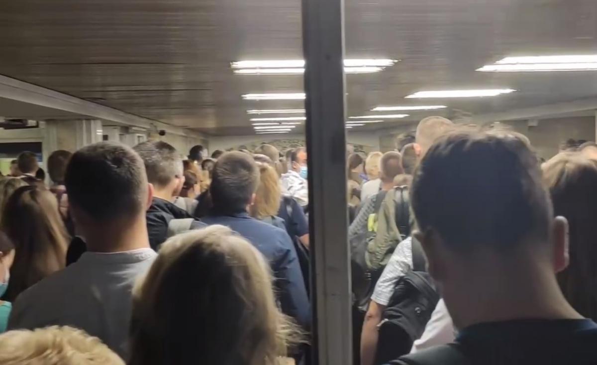 Збій терміналів: пасажири метро застрягли у величезній черзі на станції "Мінська" в Києві. ВІДЕО
