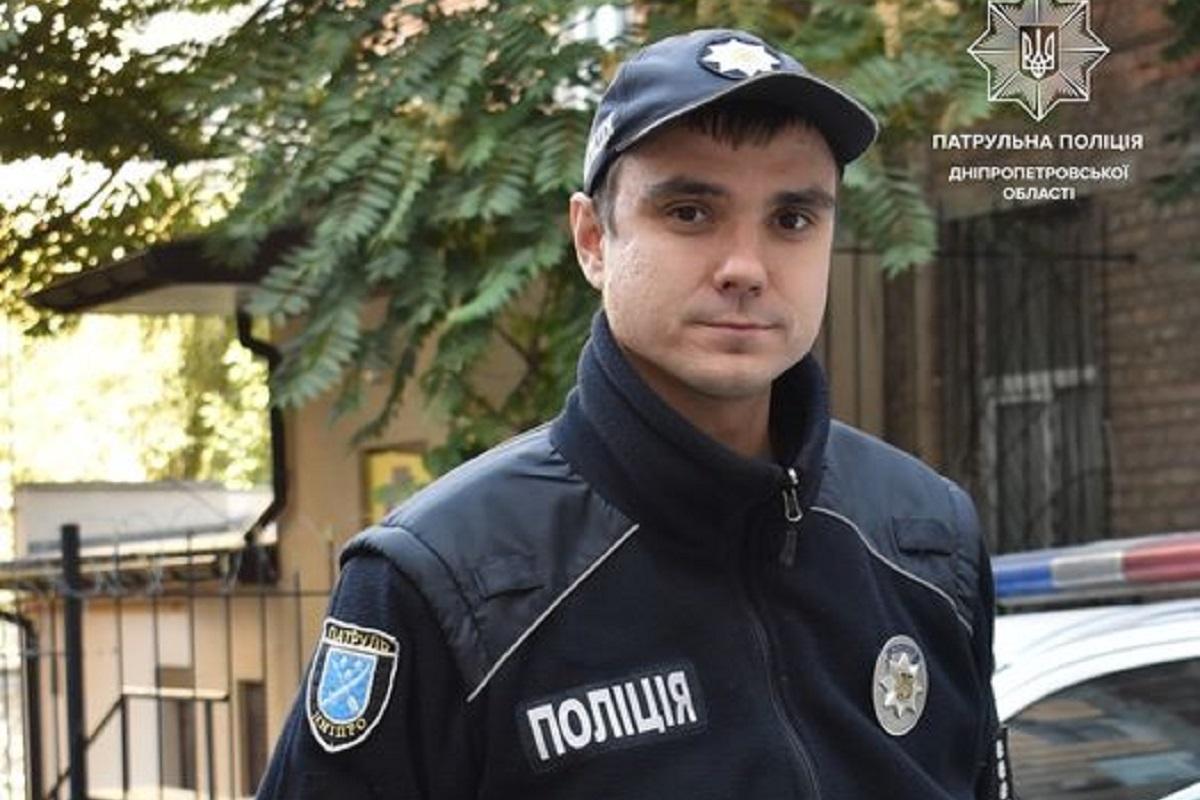 "Вживали наркотики": на Дніпропетровщині патрульний врятував непритомних дівчат, які лежали посеред вулиці
