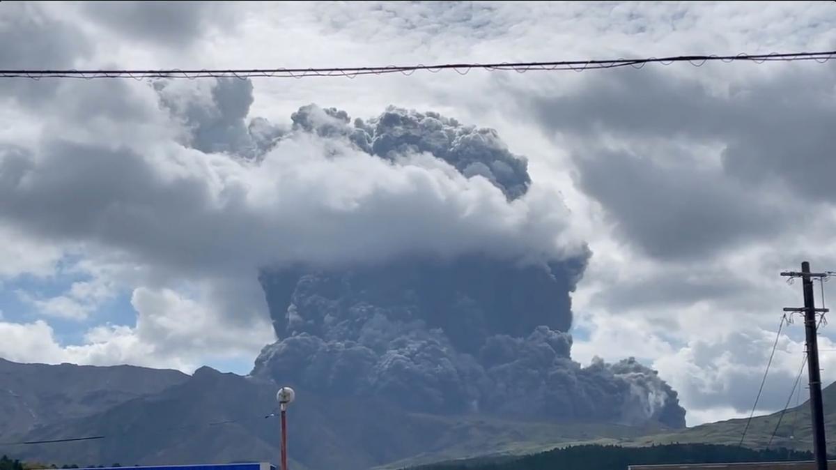 У Японії сталося виверження потужного вулкана Асо. ВІДЕО